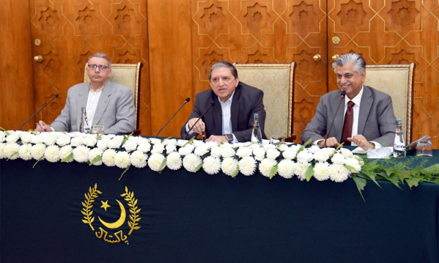 صدر آصف علی زرداری کو چین میں جے 35 اور بنا پائلٹ طیاروں پر بریفنگ دی گئی، سلیم مانڈوی والا
