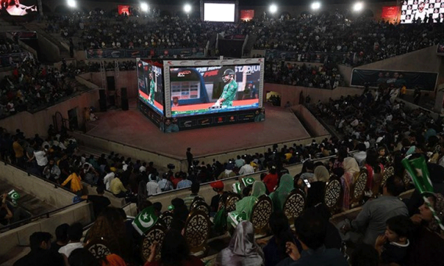 پاک بھارت میچ: ملک کے مختلف شہروں میں بڑی اسکرینیں نصب، شائقین پرجوش