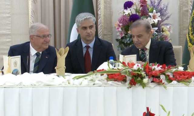 وزیراعظم شہباز شریف سے ترک وزیر دفاع کی ملاقات، دوطرفہ تجارت میں 5 ارب ڈالر کے ہدف پر زور