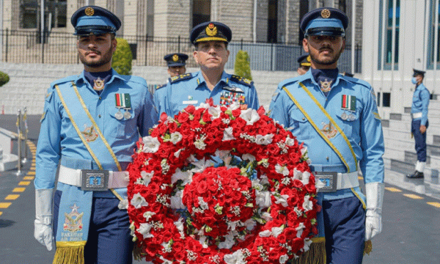 پاک فضائیہ کا یومِ شہدا عقیدت و احترام کے ساتھ منایا گیا، ایئر چیف کا شہیدوں کو خراجِ تحسین