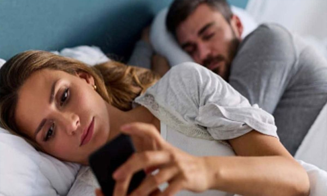 لوگ رشتے بنانے اور بگاڑنے کے لیے اے آئی سے مشورے کیوں لے رہے ہیں؟