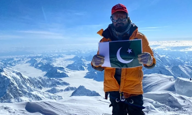 اسد علی میمن کا کارنامہ: ساتوں براعظموں کی بلند ترین چوٹیاں سر کرنے والے پہلے پاکستانی بن گئے