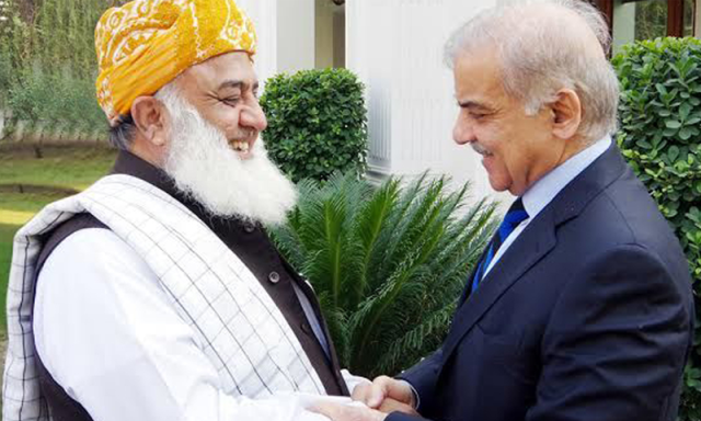 شہباز شریف اور فضل الرحمان کے درمیان ٹیلیفونک رابطہ، پاک سعودیہ معاہدے اور غزہ کی صورتحال پر تبادلہ خیال