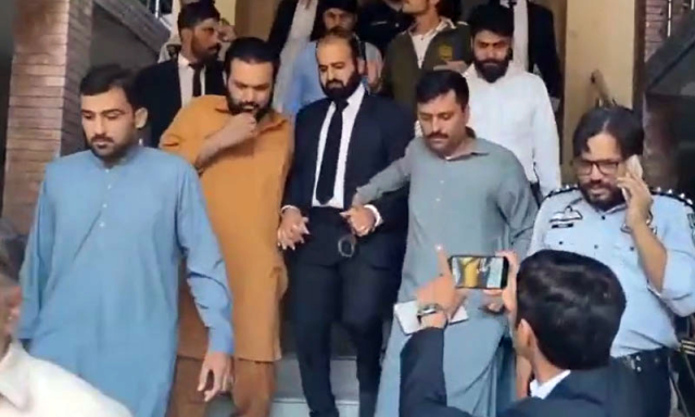 متنازع ٹوئٹ کیس: ایمان مزاری کے شوہر ہادی علی چٹھہ گرفتار