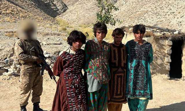 خضدار: فراز کی کوشش ناکام، عورتوں کا لباس پہنے بھارتی حمایت یافتہ 4 دہشتگرد گرفتار