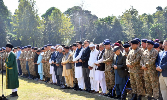 مسلح افواج دفاع وطن کے لیے پُرعزم ہیں، وزیر دفاع خواجہ آصف: شہید جوانوں کی نماز جنازہ ادا