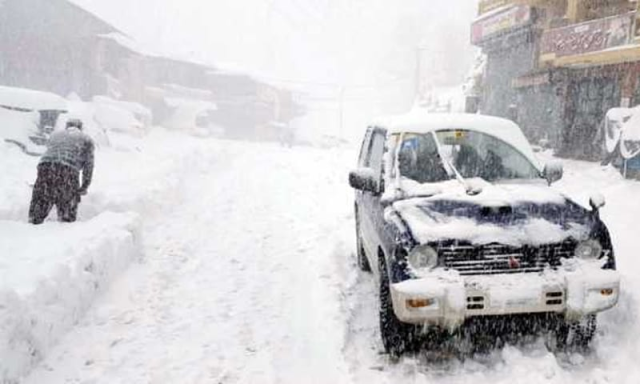 پاکستان کے علاقوں گلگت، چترال اور کالام میں موسم سرما کی پہلی برفباری، متعدد سیاح پھنس گئے
