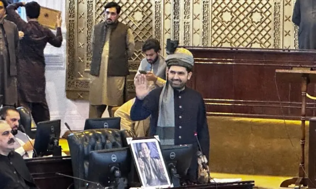 وزیراعلیٰ کی حلف برداری: پہلے پنجاب اور اب خیبرپختونخوا میں تاخیری حربے، فرق کیا ہے؟