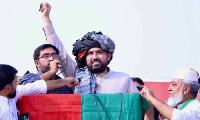 وزیراعلٰی سہیل آفریدی کا اسٹیبلشمنٹ سے تصادم، صوبائی مشینری جام، عوام نظرانداز ۔۔۔ اس بحران کا نتیجہ کیا نکلے گا؟