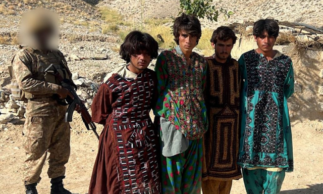 بلوچستان: سیکیورٹی فورسز نے برقعہ پہن کر فرار کی کوشش کرنے والے 4 دہشتگردوں کو گرفتار کرلیا