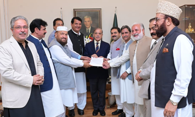 وزیراعظم سے خیبرپختونخوا سے تعلق رکھنے والے سیاسی رہنماؤں کی ملاقات