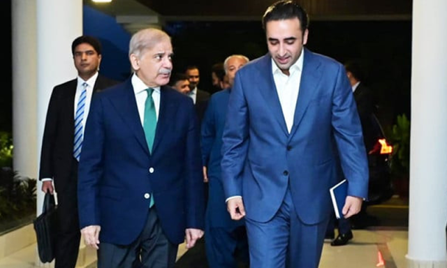 وزیراعظم ن لیگ اور پی پی کے درمیان سیاسی کشیدگی ختم کرانے کے لیے متحرک، سیز فائر متوقع