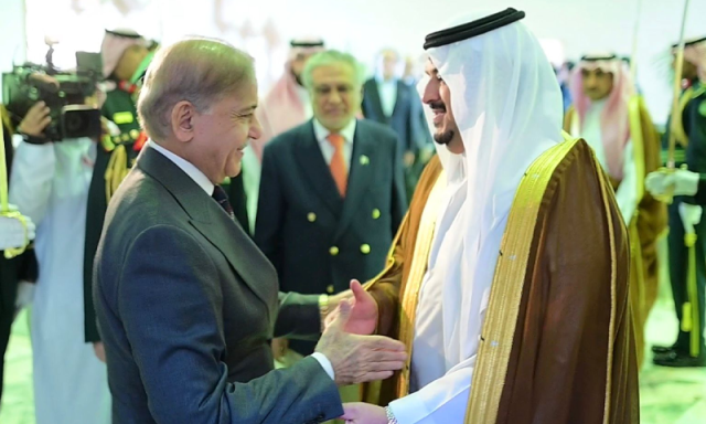 وزیرِ اعظم شہباز شریف کامیاب دورۂ سعودی عرب کے بعد وطن واپس روانہ