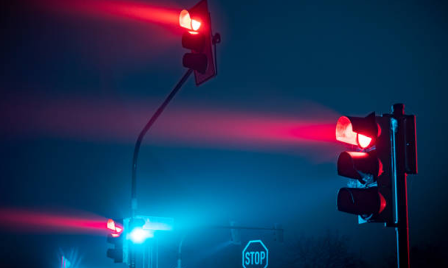 سگنل خراب ہے لیکن کیمرے سے ڈر لگ رہا ہے، سڑک پر پھنسے کراچی کے نوجوانوں کی ویڈیو وائرل