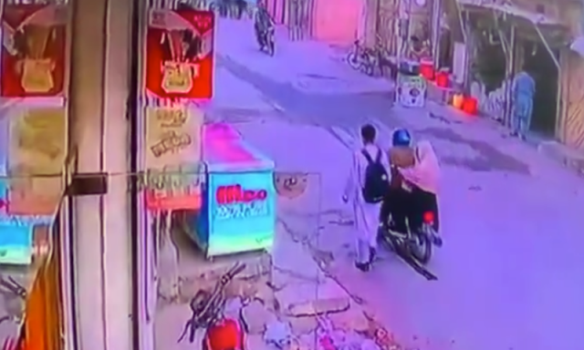 پشاور: برقعہ پوش موٹرسائیکل سوار خاتون نے نوجوان سے موبائل چھین لیا، ویڈیو وائرل