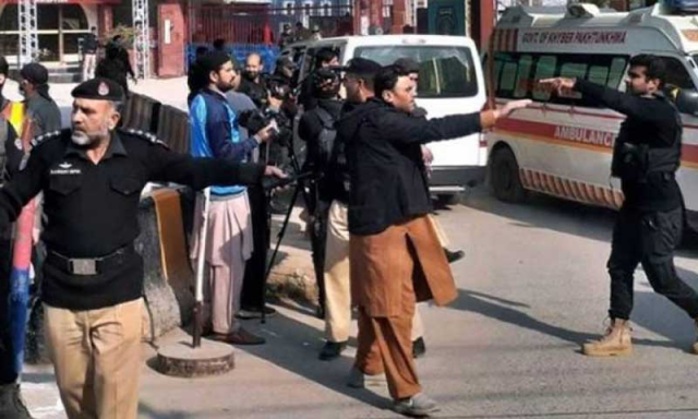 کوئٹہ خودکش دھماکا: لواحقین سے رقم لے کر لاشیں دینے کا انکشاف، حقیقت کیا ہے؟