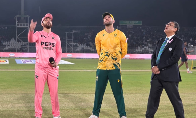 پہلا ٹی20: پاکستان کا جنوبی افریقہ کے خلاف ٹاس جیت کر فیلڈنگ کا فیصلہ