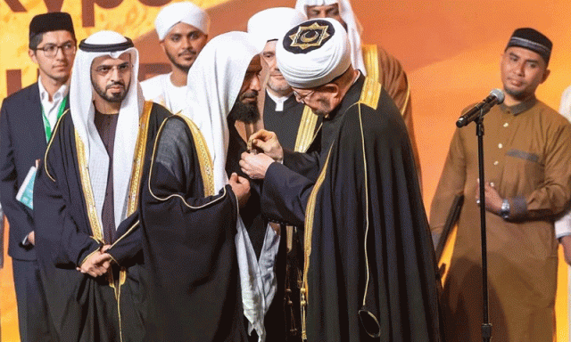 روسی مسلمانوں نے مسجدِ نبوی کے امام کو اعلیٰ ترین اعزاز سے نواز دیا