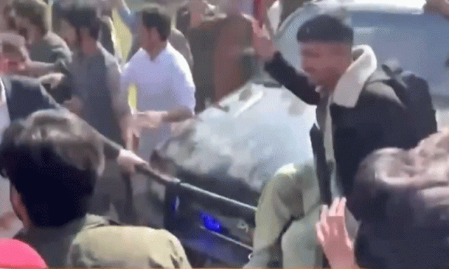 احتجاج کرنا جرم بن گیا، پی ٹی آئی ایم پی اے کے بیٹے نے طلبا پر گاڑی چڑھا دی