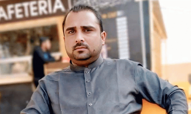 میر پور ماتھیلو: صحافی فائرنگ سے جان بحق، بھتیجی خوف سے دم توڑ گئی
