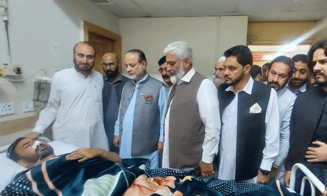 سردار عتیق احمد خان کی زخمی اہلکاروں کی عیادت، پرتشدد واقعات کی شدید مذمت