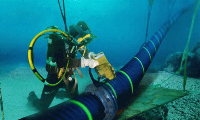 پاکستان میں عالمی سب میرین کیبل، کیا اب انٹرنیٹ کی سست رفتار کا مسئلہ حل ہو جائے گا؟