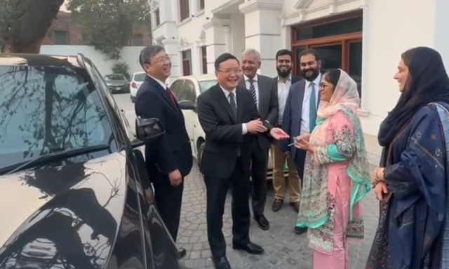 چینی سرمایہ کاروں اور انجینئرز کی محفوظ نقل و حرکت: محکمہ داخلہ پنجاب کو بلٹ پروف کار کا تحفہ