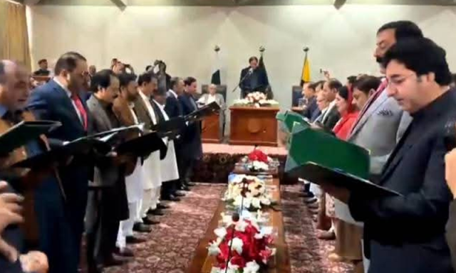 وزیراعظم آزاد کشمیر نےکابینہ کے وزرا اور مشیروں کو قلمدان سونپ دیے