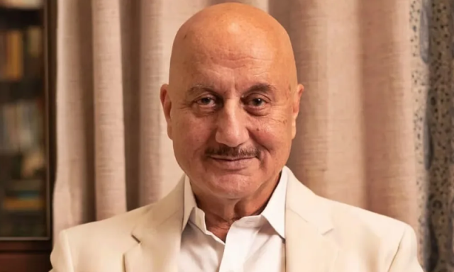 انوپم کھیر کا میز پر چڑھ کر انوکھا احتجاج