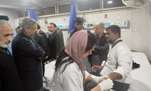 دہشتگرد حملوں سے قوم کا حوصلہ پست نہیں ہوگا، اعظم نذیر تارڑ کی اسلام آباد دھماکے کے زخمیوں کی عیادت