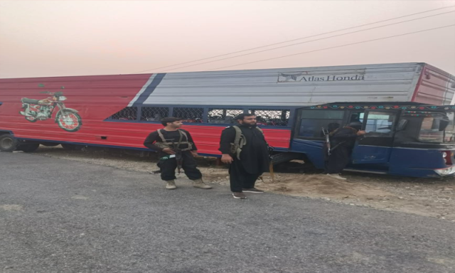 لکی مروت: مسلح افراد ٹرک سے 8 بائیکس لوٹ کر لے گئے، کارروائی کس نے کی؟