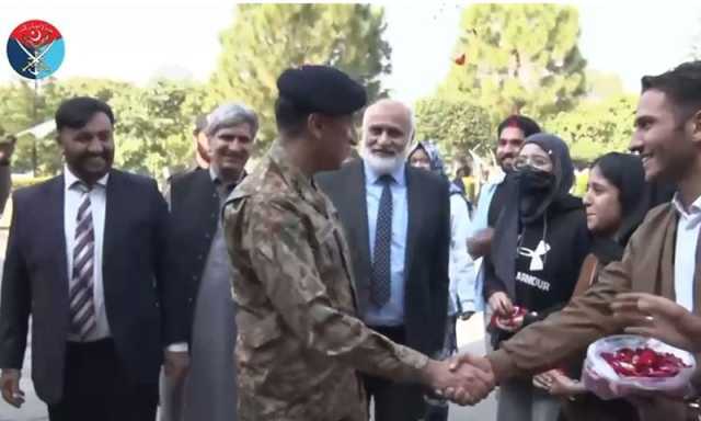 ’ہم پاکستانی ہیں اور پاک آرمی ہم میں سے ہے‘ ڈی جی آئی ایس پی آر کا قائداعظم یونیورسٹی کا دورہ