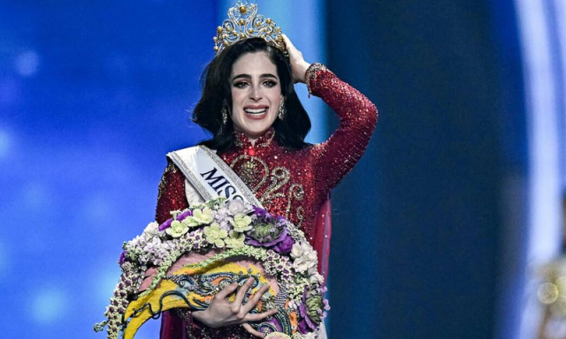 عالمی مقابلہ حسن سے واک آؤٹ کرنے والی فاطمہ بوش مس یونیورس 2025 کا تاج لے اڑیں