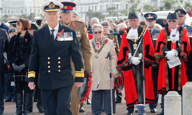 تقریب میں جعلی ایڈمرل کی انٹری،اتنے تمغے کہ اصلی فوجی بھی حیران