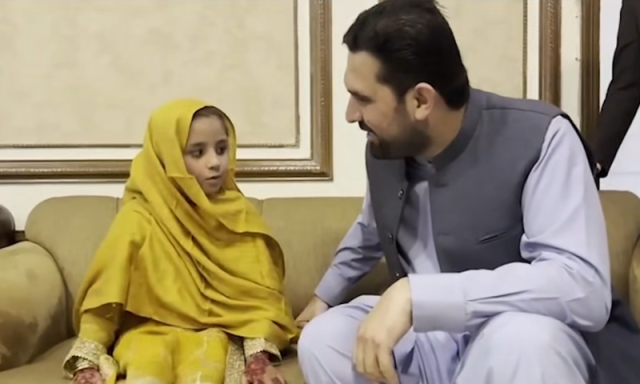 وزیراعلیٰ خیبرپختونخوا سہیل آفریدی کی دل کے عارضے میں مبتلا بچی سے ملاقات، ویڈیو وائرل