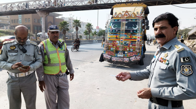 ہیوی ٹریفک اسلام آباد میں ماحولیاتی آلودگی پھیلانے کا سبب، شہریوں کی صحت کو سنگین خطرات لاحق