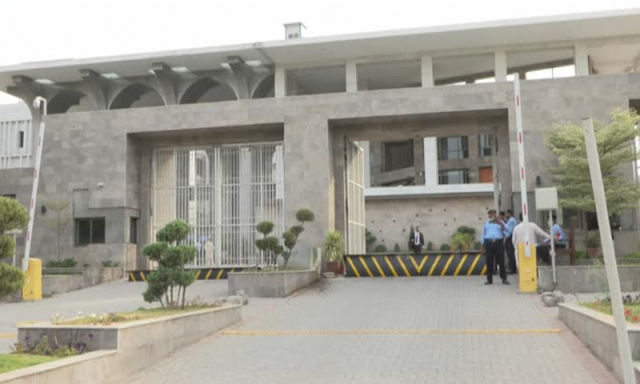 سپر ٹیکس کیس: وفاقی آئینی عدالت کا 3 رکنی بینچ پیر سے سماعت کرے گا