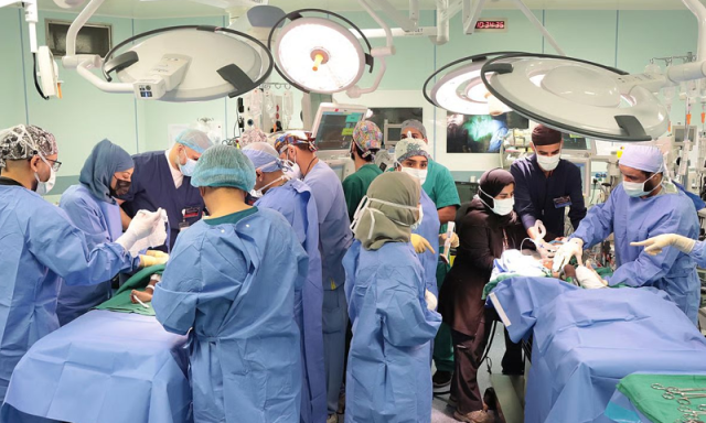 سعودی طبی ماہرین  کا ایک اور کارنامہ، جسمانی طور پر جڑی ہوئی بچیوں کو علیحدہ کردیا