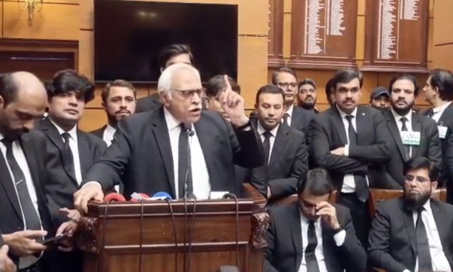 لاہور ہائیکورٹ بار کا جنرل ہاؤس اجلاس، وکلا کی ریلی، 27ویں آئینی ترمیم کے خلاف احتجاج