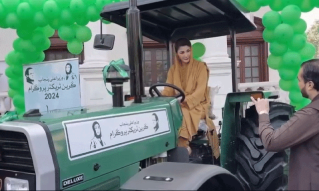مریم نواز کی گرین ٹریکٹر اسکیم کے تحت 39 کسانوں میں ٹریکٹر تقسیم