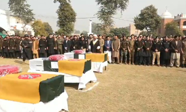 پشاور: ایف سی ہیڈکوارٹر میں شہدا کی نمازِ جنازہ ادا، اعلیٰ حکام کی شرکت