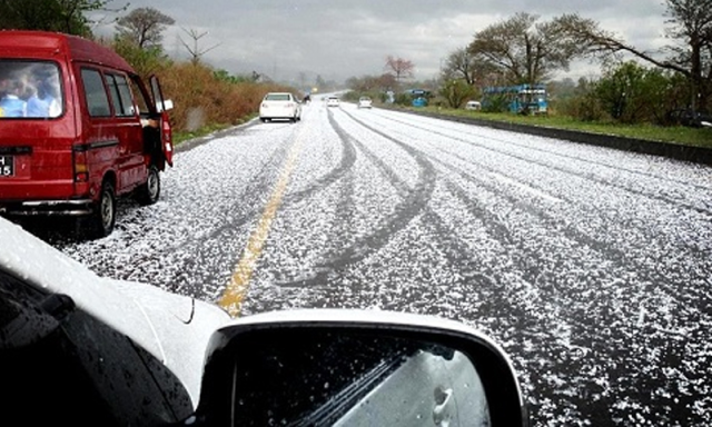 پاکستان میں سردی نے انگڑائی لے لی، ملک کے بالائی علاقوں میں برفباری اور ژالہ باری