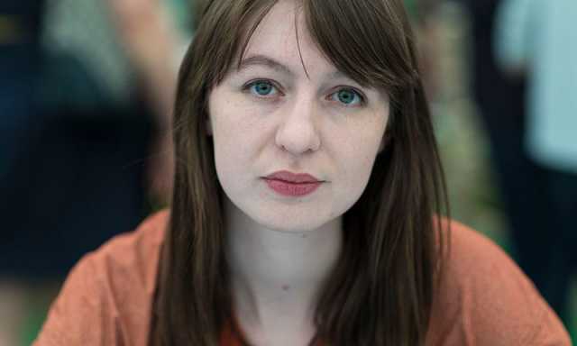 آئرش مصنفہ سلی رونی کا برطانیہ میں فلسطین ایکشن سے منسلک قیدیوں کی مبینہ بدسلوکی پر اظہارِ تشویش