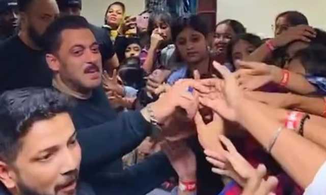 چلڈرن ڈے پر سلمان خان کی بچوں سے دل موہ لینے والی ملاقات، ویڈیو وائرل