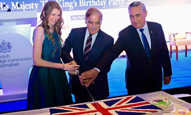 وزیراعظم کی بادشاہ برطانیہ کی سالگرہ تقریب میں شرکت، شاہ چارلس اور ملکہ کو دورہ پاکستان کی دعوت
