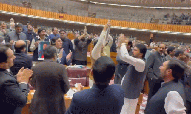 27ویں ترمیم، وہ لمحہ جب اسپیکر نے پی ٹی آئی ارکان کو زمین پر بیٹھنے پر مجبور کردیا