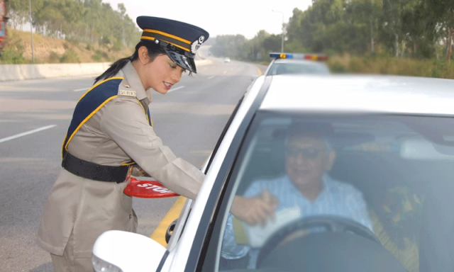 موٹروے پولیس کا نیا قانون: ڈرائیور کے ساتھ اب مسافروں کا بھی چالان ہوگا