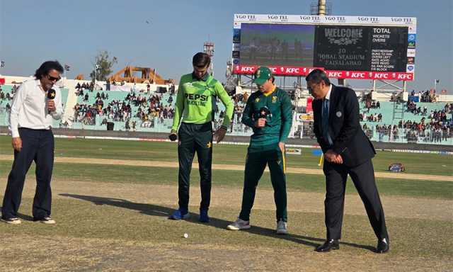 فیصل آباد: دوسرا ون ڈے میچ، پاکستان کا ٹاس جیت کر جنوبی افریقہ کے خلاف بیٹنگ کا فیصلہ