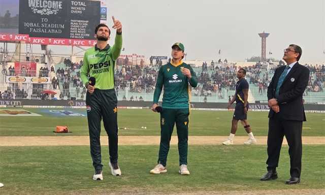 اقبال اسٹیڈیم میں 17 سترہ سال بعد عالمی کرکٹ کی واپسی، پاکستان کا پہلے ون ڈے میں فیلڈنگ کا فیصلہ