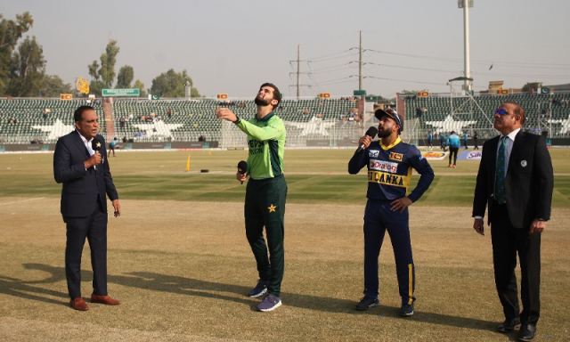 تیسرا ون ڈے: پاکستان کا ٹاس جیت کر پہلے بولنگ کا فیصلہ، ٹیم میں 4 تبدیلیاں